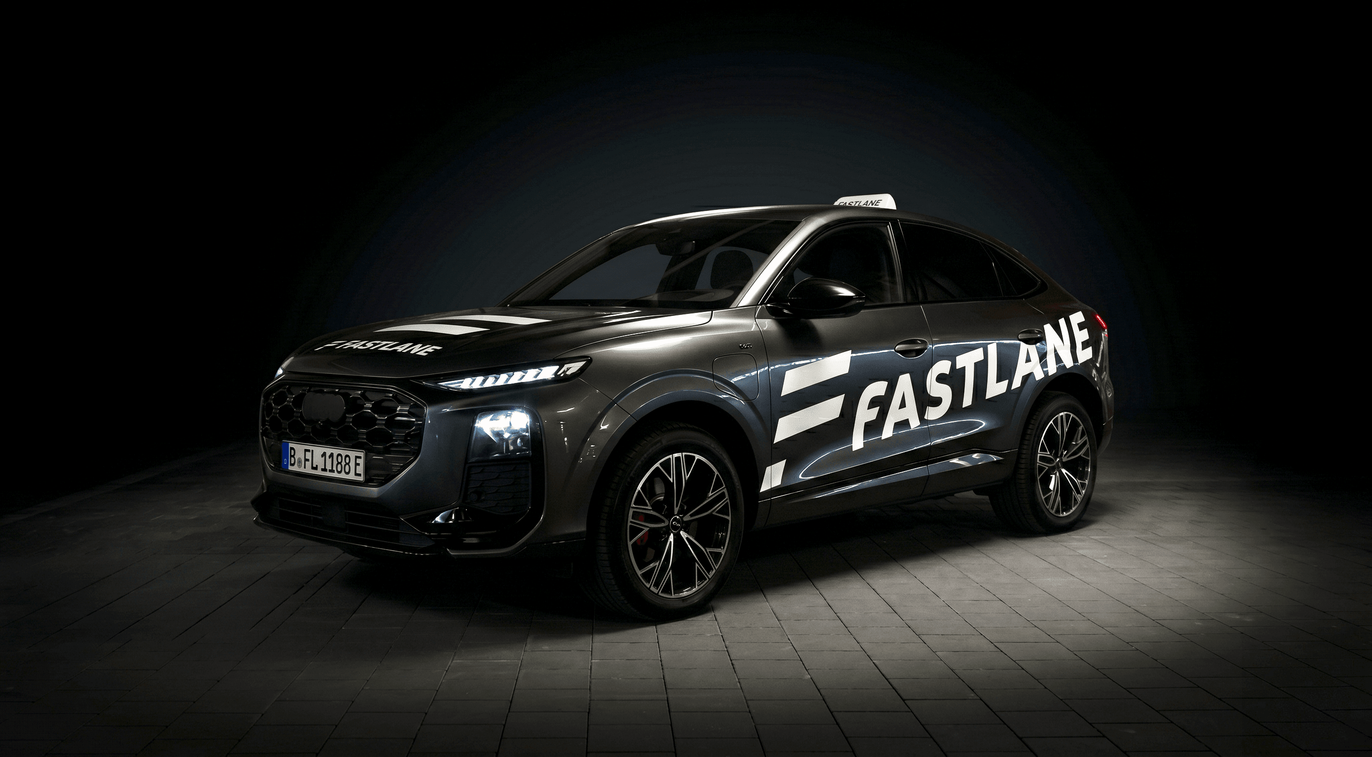 Audi Q3 Sportback der Fahrschule Fastlane mit Dachschild, im Studio fotografiert