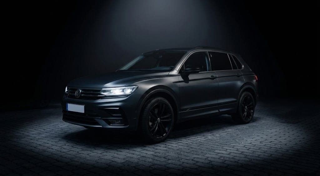 VW Tiguan der Fahrschule Fastlane mit Fastlane-Folierung